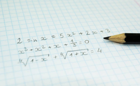 wace数学11年级和12年级课程分别学什么?内容重合度高吗?难度怎样?