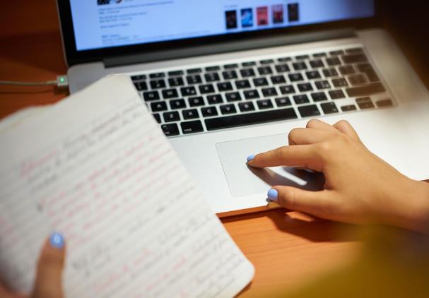 如何提升赫尔大学入学面试中的非语言沟通技巧
