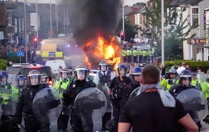 英国多地爆发大规模骚乱 斯塔默承诺严惩施暴者
