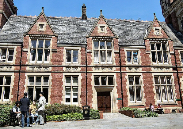 2024年利兹大学入学要求！