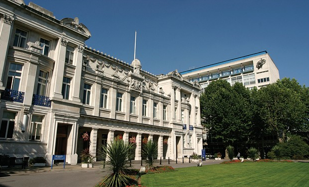 英国女王大学课程辅导那里好？？