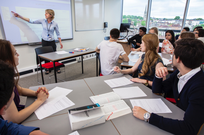 英国大学辅导机构哪个好一些啊?