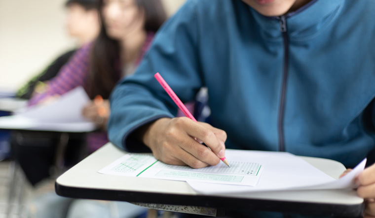 名校留学生也开始“卷”考公了？一份拟录用公务员名单中，24人毕业于海外院校，且大多是研究生硕士