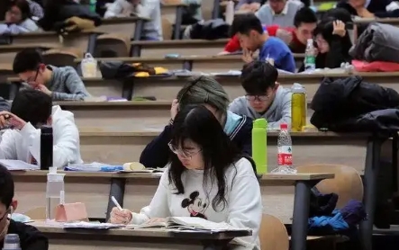 美国大一挂科学习起来难不难？(美国大学一学期挂科不能超过几门)