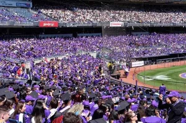 纽约大学：家庭年收入低于10万美元的新生（含国际生）学费全免！