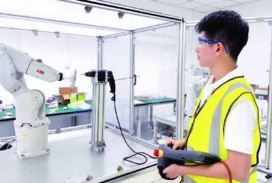 留学生求职首选回国发展 理工类毕业生就业形势依然向好