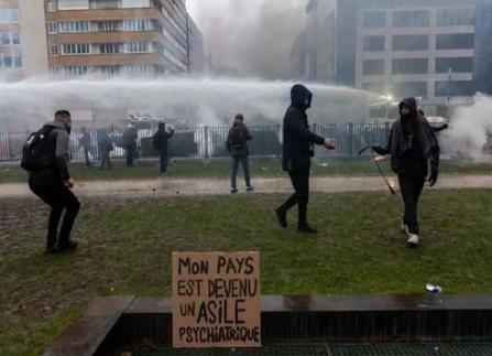 留学生注意!欧美多国爆发反防疫抗议，4月前取消44趟美中航班被取消